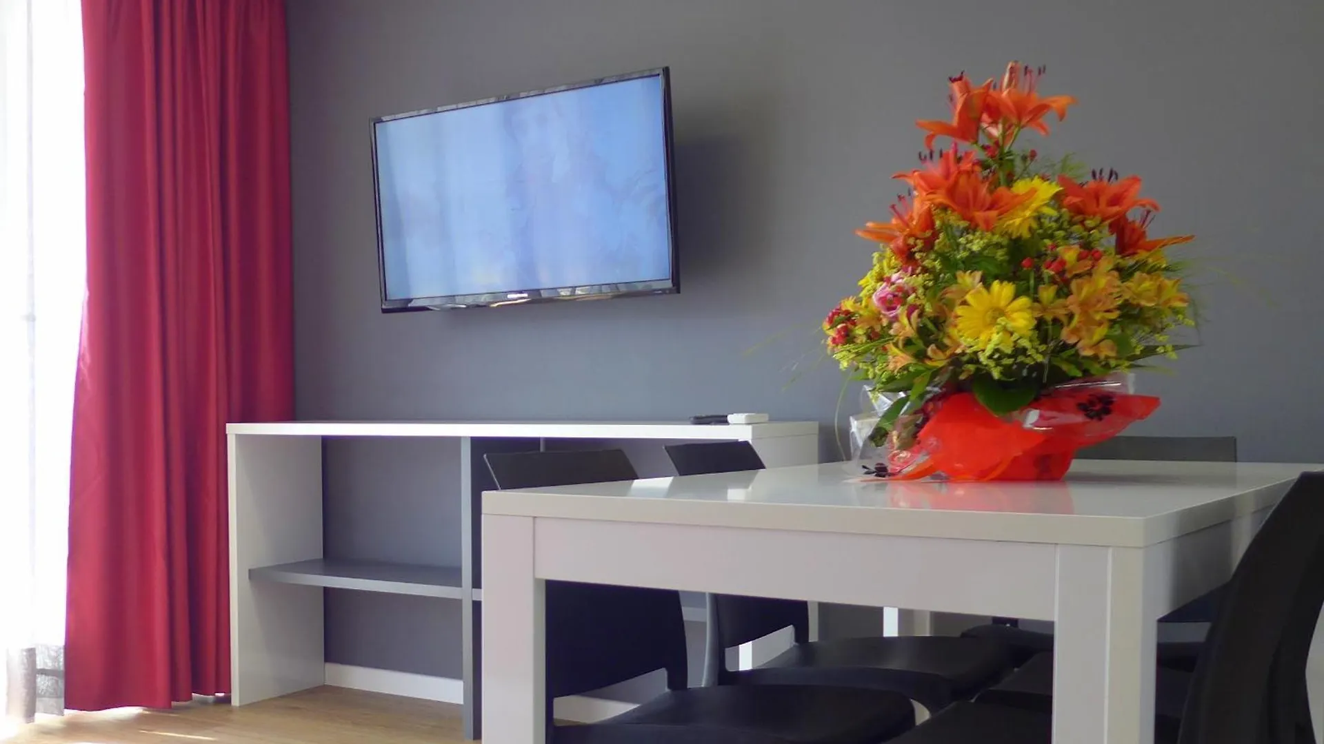 Rentalmar Navarra Family Suites Salou 0*,